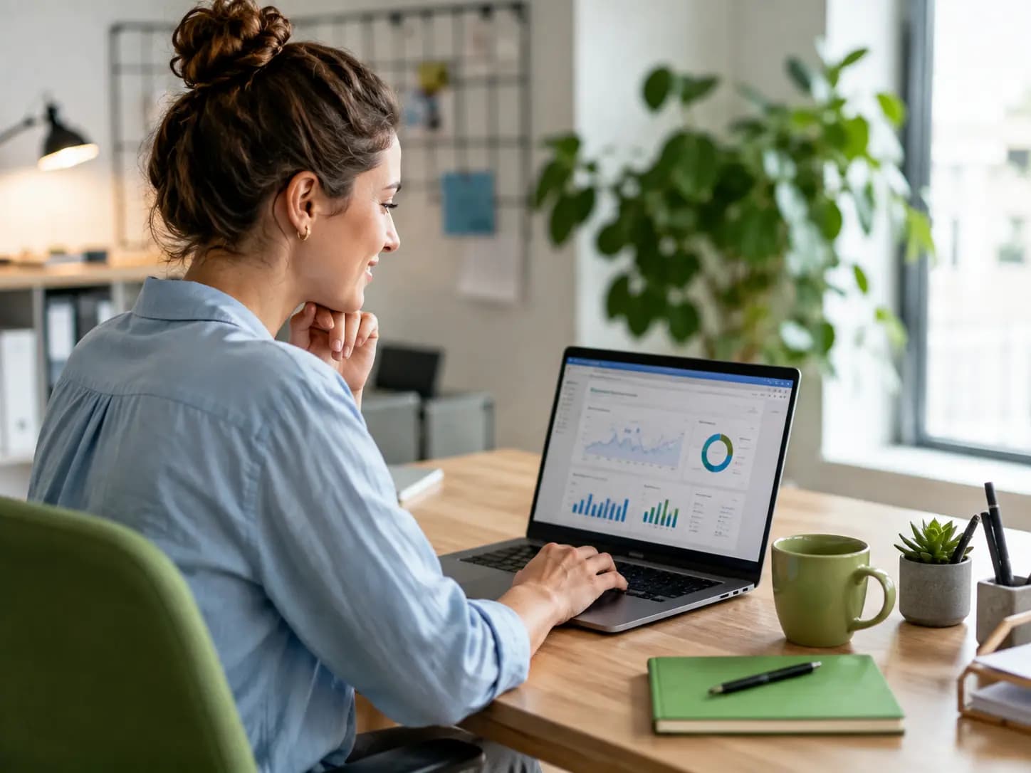 E-Commerce-Managerin prüft die Performance ihres Partnerprogramms am Bildschirm